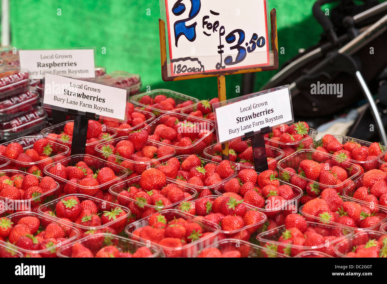Strawberries market stall hi-res stock photography and images - Alamy