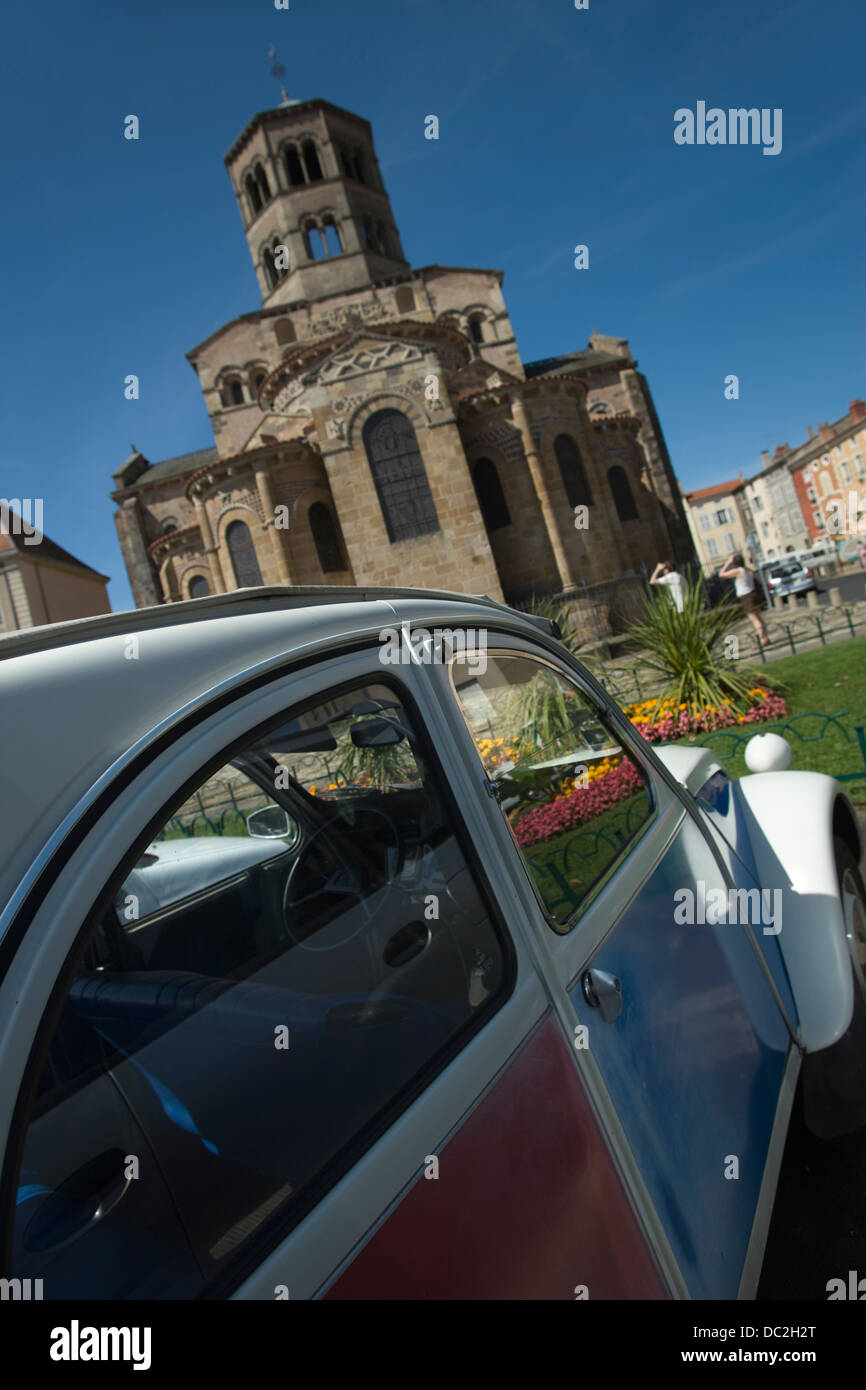 CITROEN 2CV BENEDICTINE ABBEY SAINT AUSTREMOINE D'ISSOIRE CANTAL AUVERGNE FRANCE Stock Photo