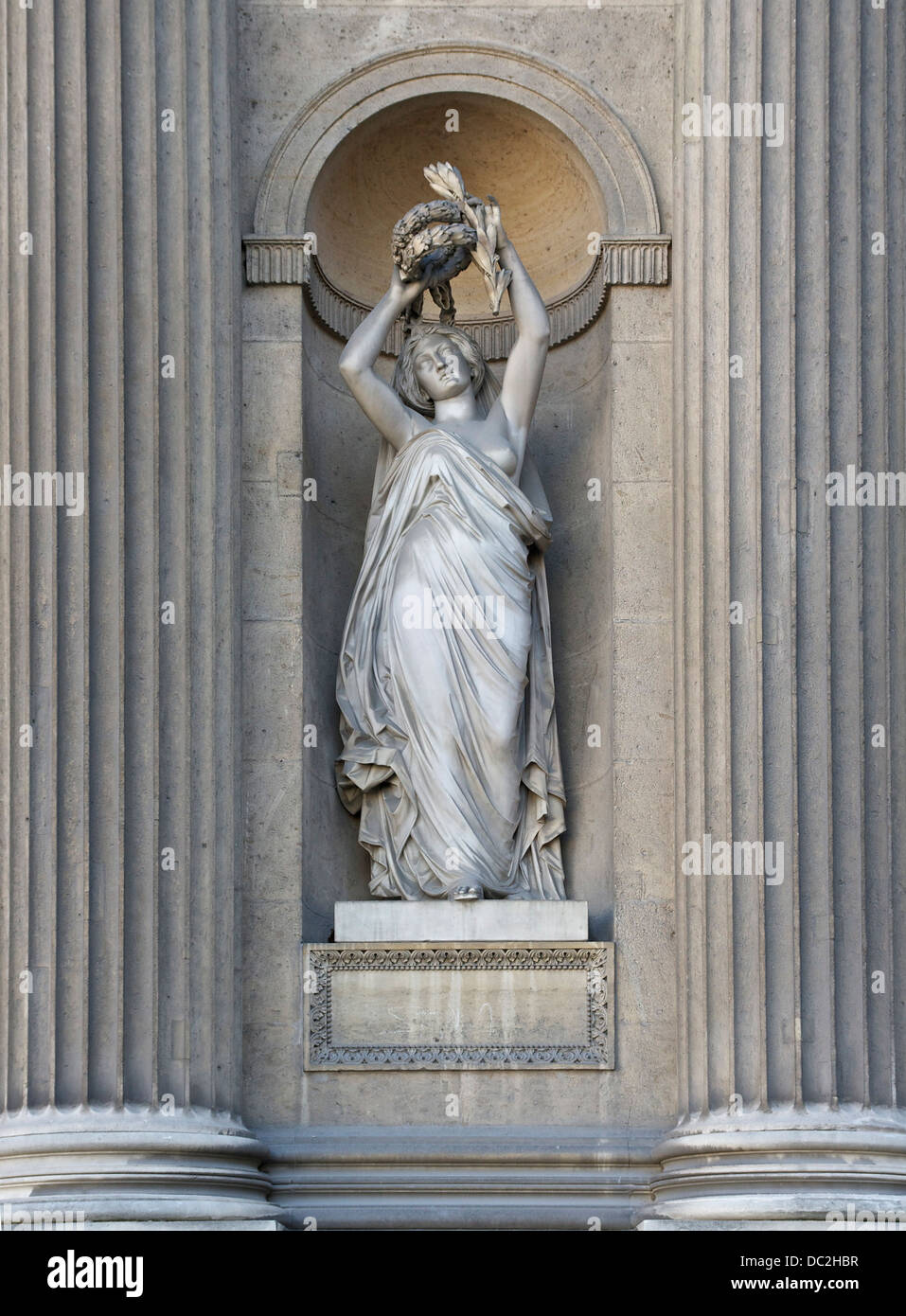Niche statue in the cour of the palais du louvre hires stock photography and images Alamy