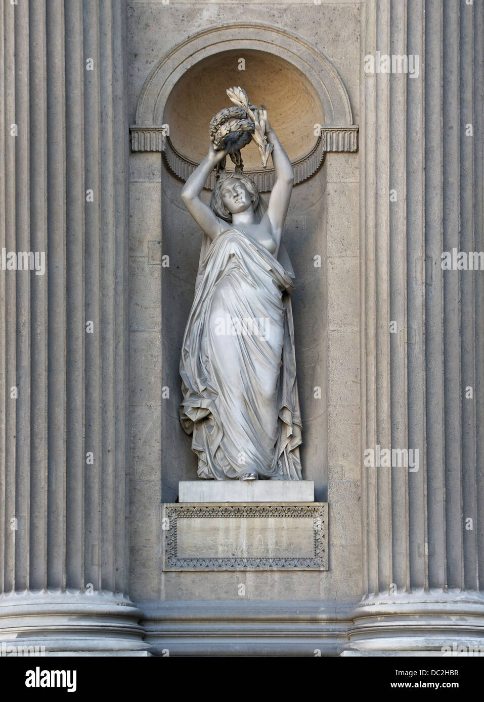 A niche statue in the Cour Carrée of the Palais du Louvre, Paris, France. Stock Photo