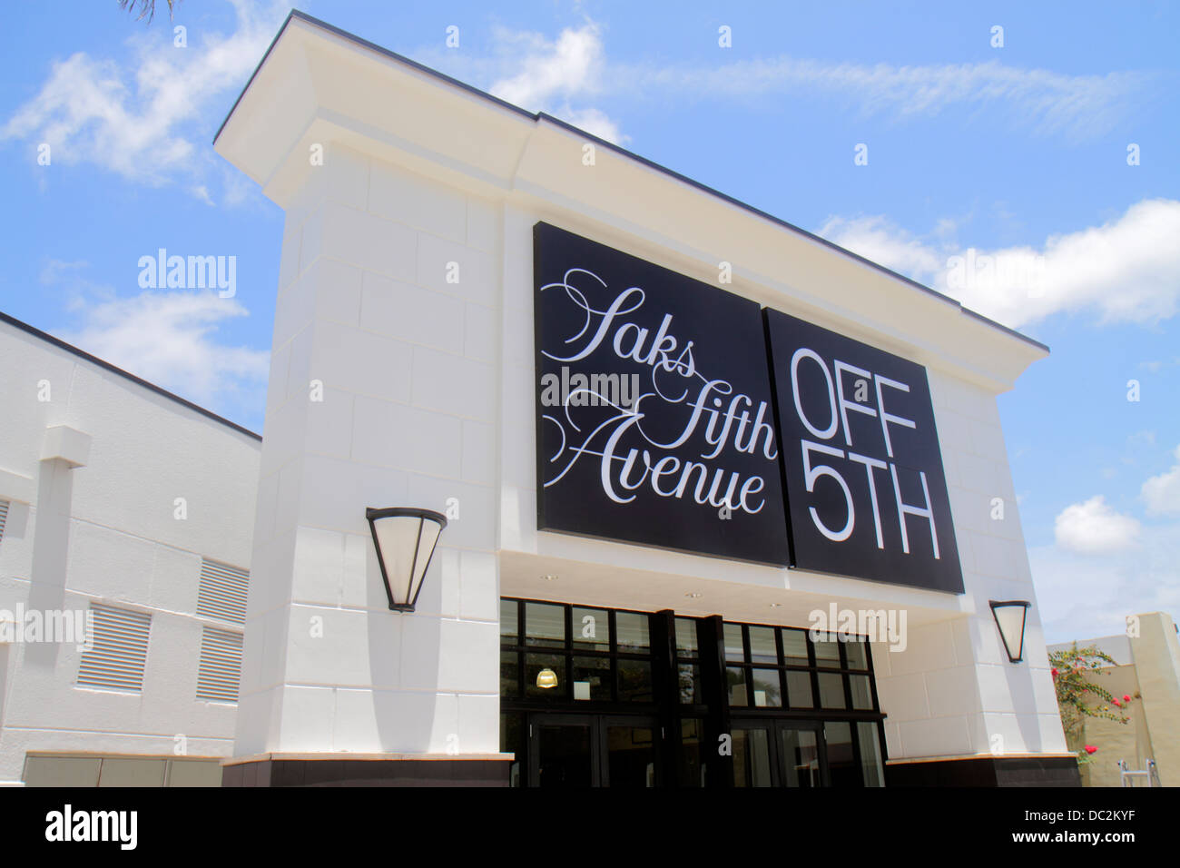 Saks fifth avenue shopping mall hi-res stock photography and images - Alamy