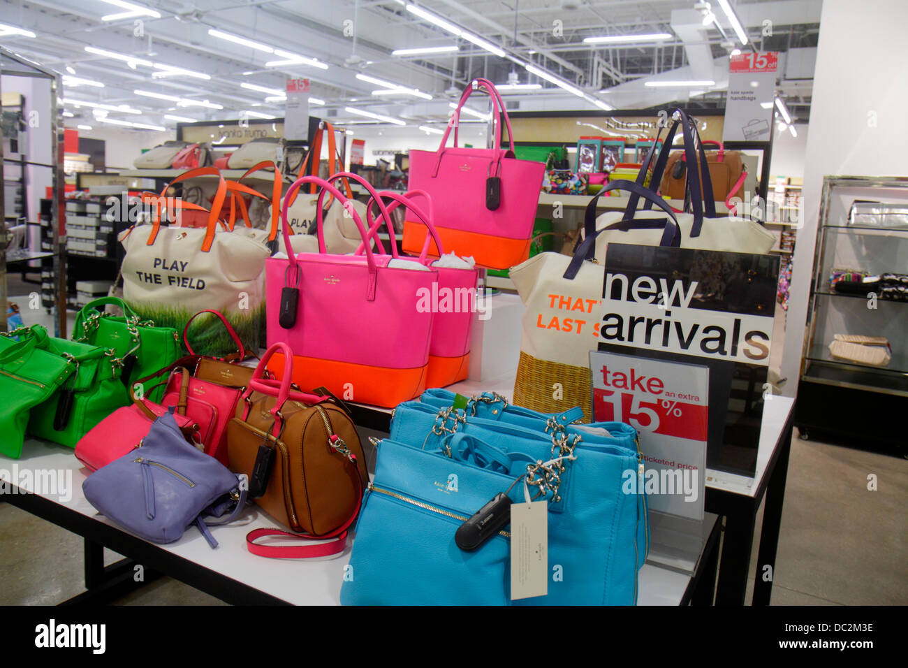 Featured Outlets Shop women's shoes at Bloomingdale's. Find the latest wedges, flats, pumps, boots and more.