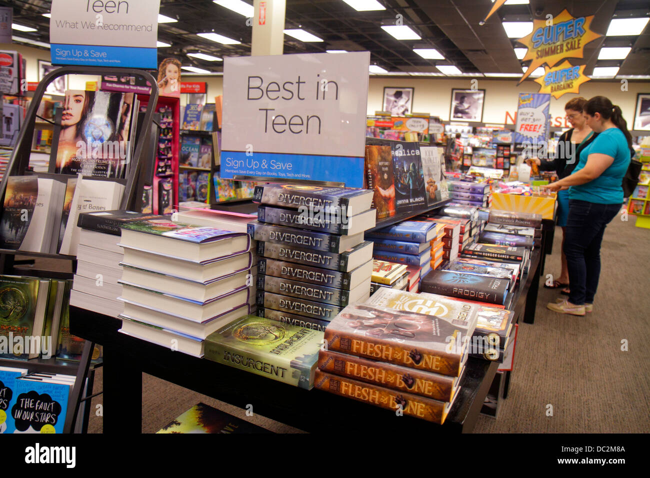 Florida Sunrise,Fort Ft. Lauderdale,Sawgrass Mills mall,sale,display sale Books-a-Million,bookstore,books,teen teens teenager teenagers looking FL1307 Stock Photo