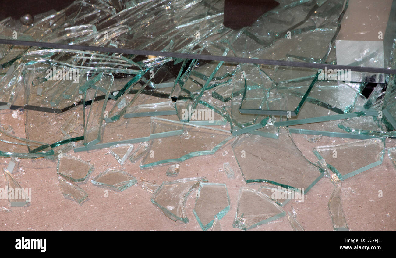Broken glassware hires stock photography and images Alamy