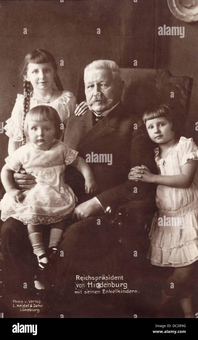 The historical postcard shows Reich President Paul von Hindenburg with his grandchildren. Date unknown (after 1925). Fotoarchiv für Zeitgeschichte Stock Photo