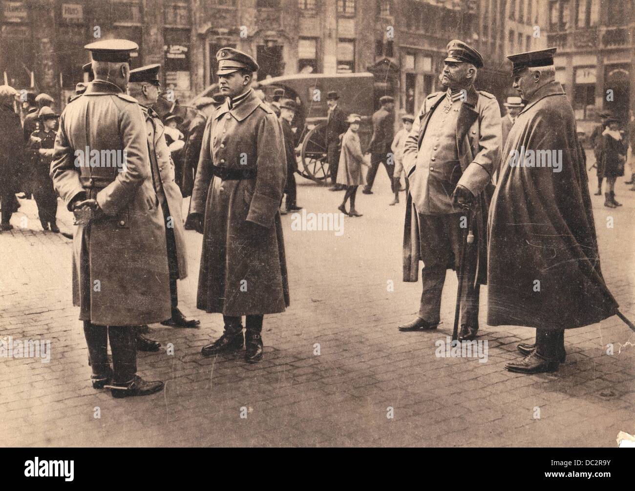 German Field Marshal Paul von Hindenburg (2-R) and General erich Ludendorff (R) visit Brussels, date unknown. Fotoarchiv für Zeitgeschichte Stock Photo