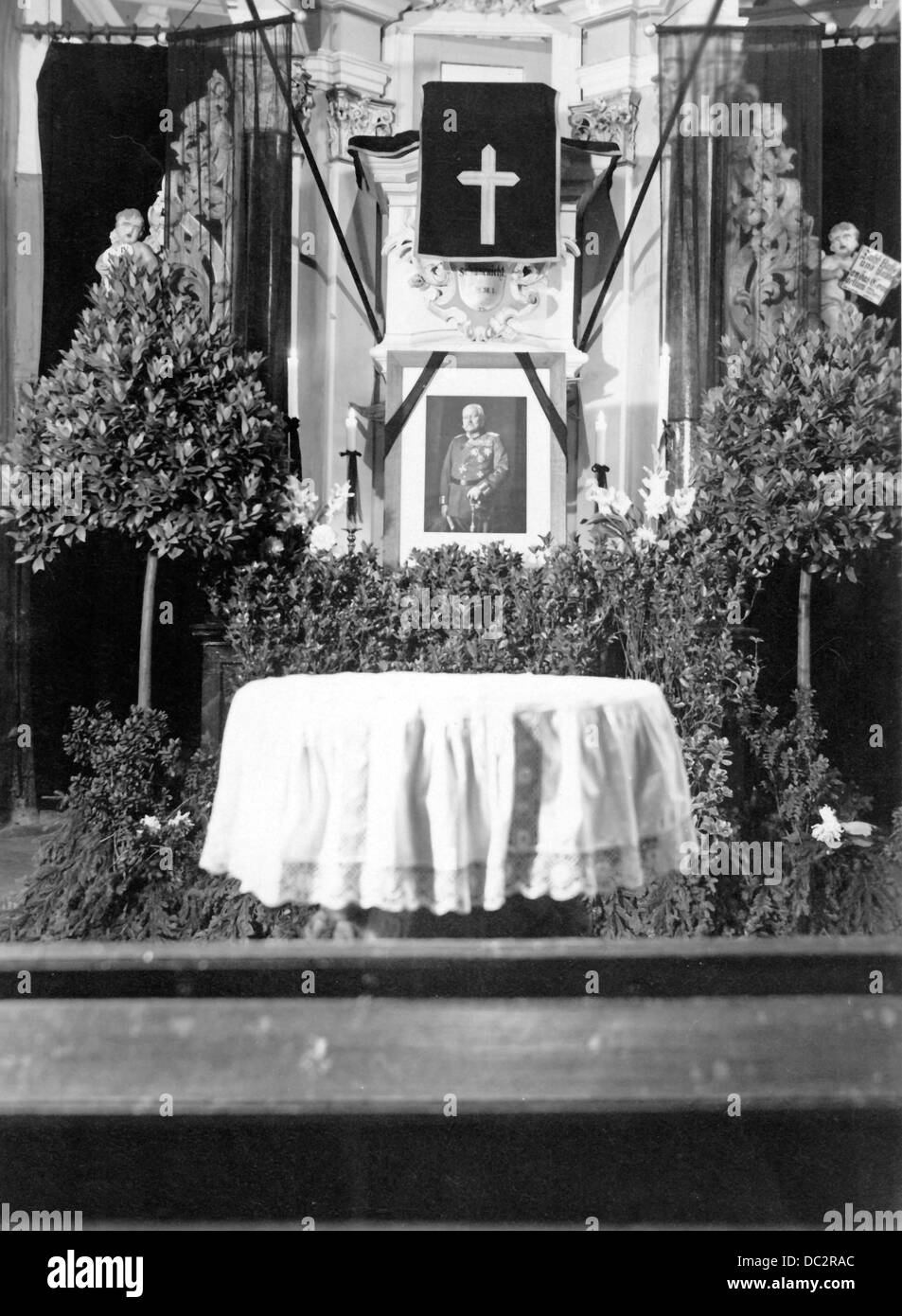View of the decorated altar with the portrait of the dead Reich President Paul von Hindenburg in the church of Roßleben, Germany, in the context of the obsequies taking place at the Tannenberg Memorial on 7 August 1934. Fotoarchiv für Zeitgeschichte Stock Photo