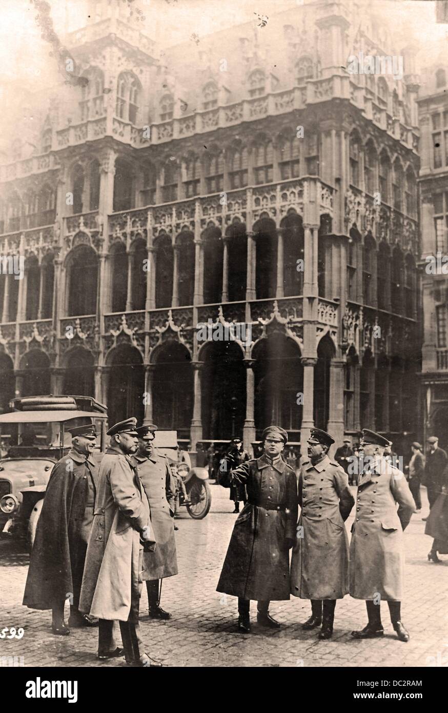 Field Marshal Paul von Hindenburg (2-l) and General Erich Ludendorff (l) are pictured in front of the Broodhuis in Brussels, Belgium. Date unknown. Fotoarchiv für Zeitgeschichte Stock Photo