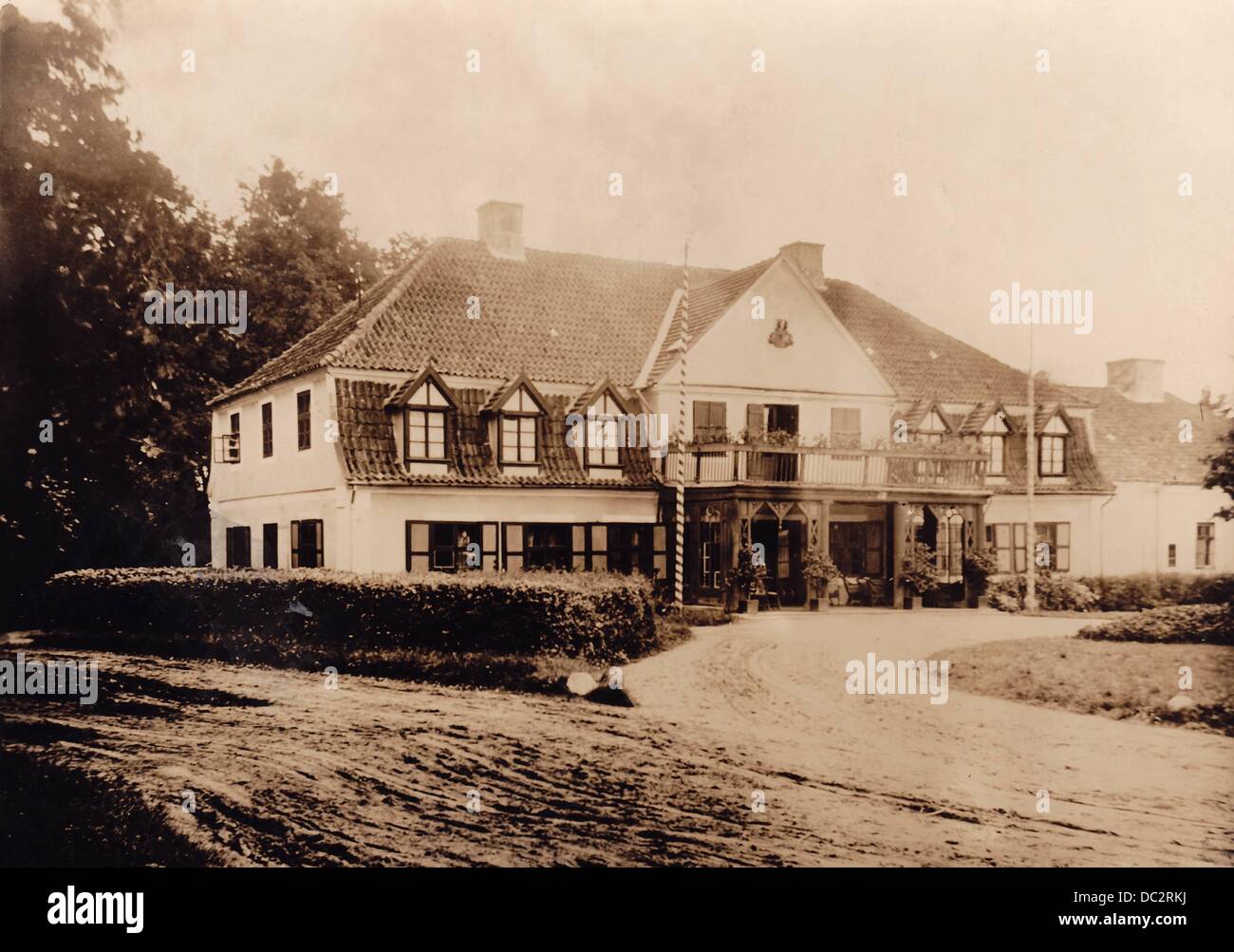 View of the Manor Neudeck in West-Prussia (today: Ogrodzieniec in the Warmian-Masurian Voivodeship in Poland) around 1927. At the instigation of local veterans' associations, Reich President Paul von Hindenburg got the manor as a gift for his 80th birthday in 1927. The image shows the main house before its reconstruction from 1928-1930 commissioned by Hindenburg. Fotoarchiv für Zeitgeschichte Stock Photo