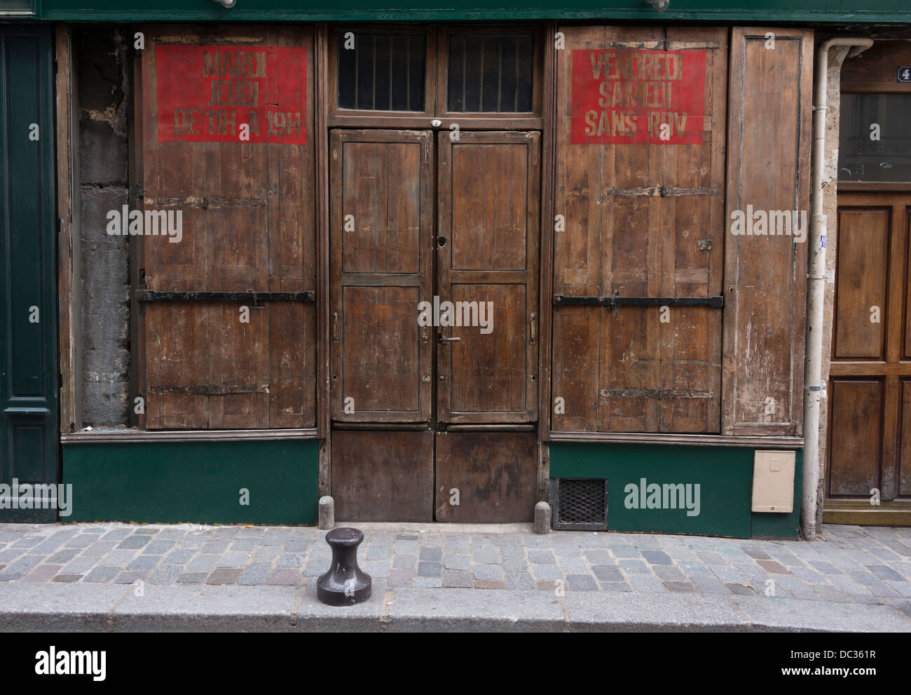 Shuttered restaurant on Paris' Rue de Lappe outside opening hours Stock Photo