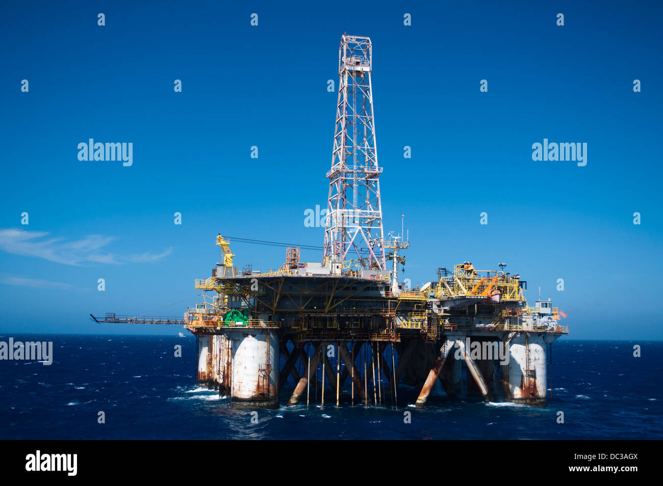 Offshore oil drilling rig Stock Photo - Alamy