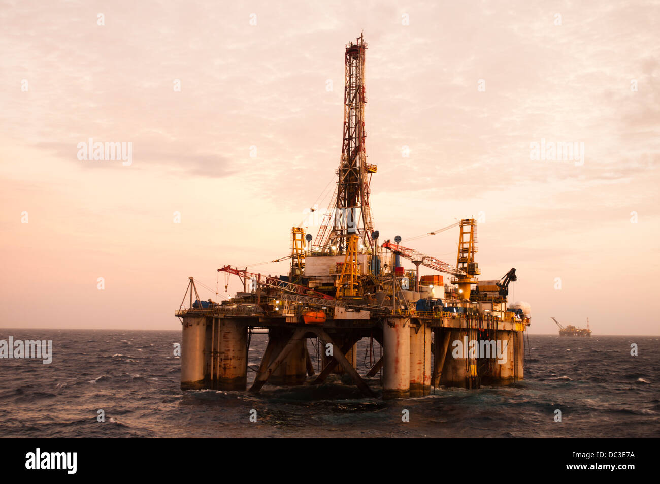 Offshore oil drilling rig Stock Photo - Alamy