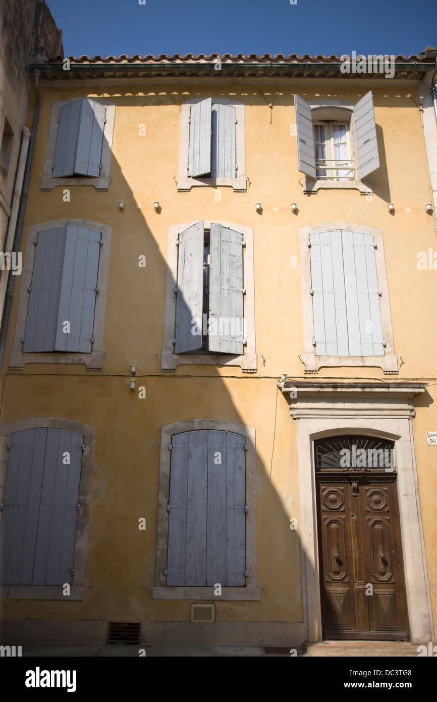 SHUTTERED WINDOWS YELLOW TOWN HOUSE ARLES PROVENCE FRANCE Stock Photo