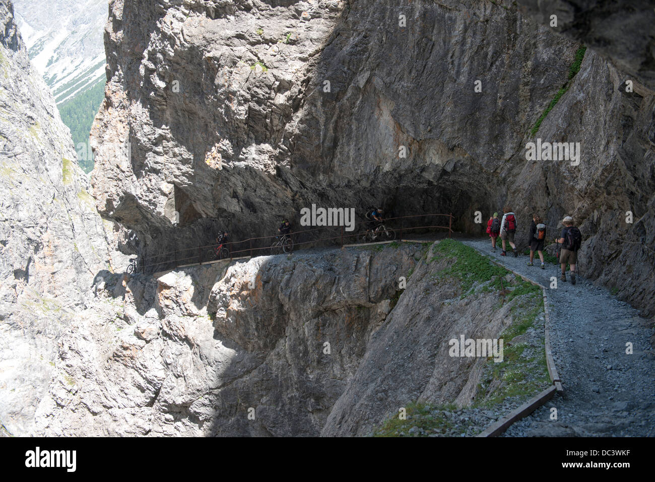 Wanderer Und Mountain Biker Auf Felsenweg In Der Uinaschlucht Hiker wanderer-und-mountain-biker-auf-felsenweg-in-der-uinaschlucht-hiker