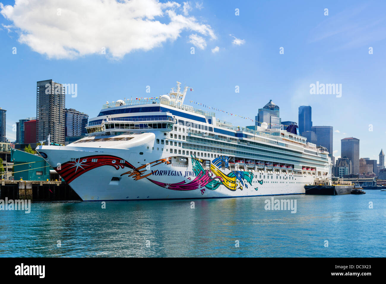 The Norwegian Cruise Lines cruise ship 'Norwegian Jewel' docked at the harbor in Seattle, Washington, USA Stock Photo