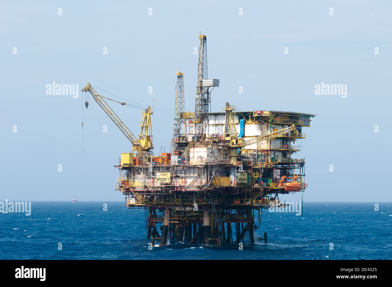 Fixed offshore platform hi-res stock photography and images - Alamy