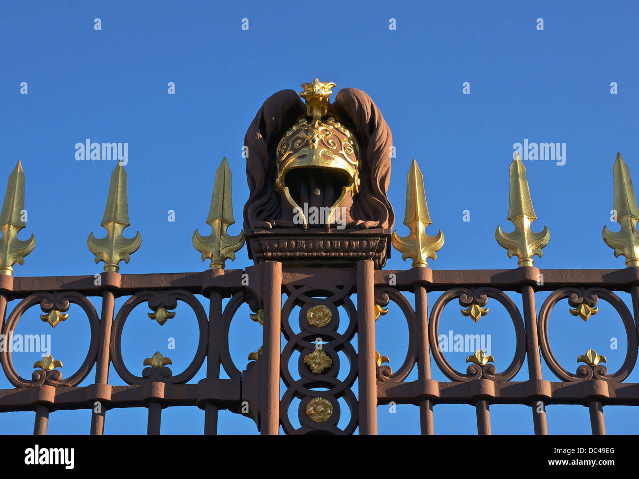 Sculpture of an ancient helmet hi-res stock photography and images - Alamy