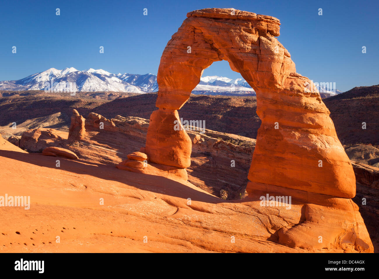 Delicate Arch with the LaSalle Mountains beyond, Arches National Park, Utah USA Stock Photo