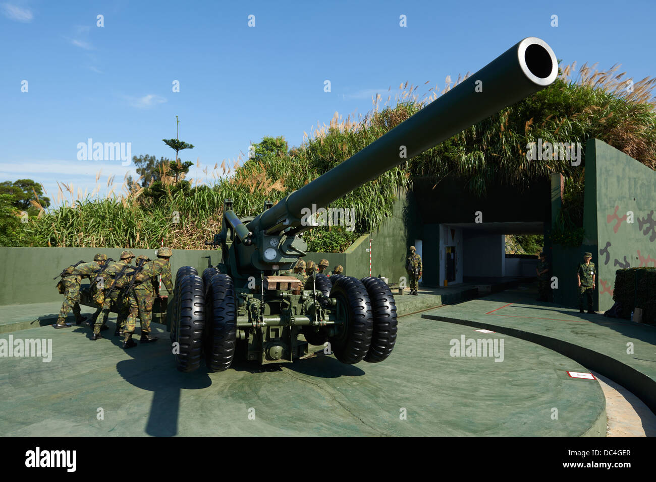 The Taiwan Military soldiers performing positional and firing drills on a US made, 1930's designed M1 155mm Long Tom howitzer Stock Photo