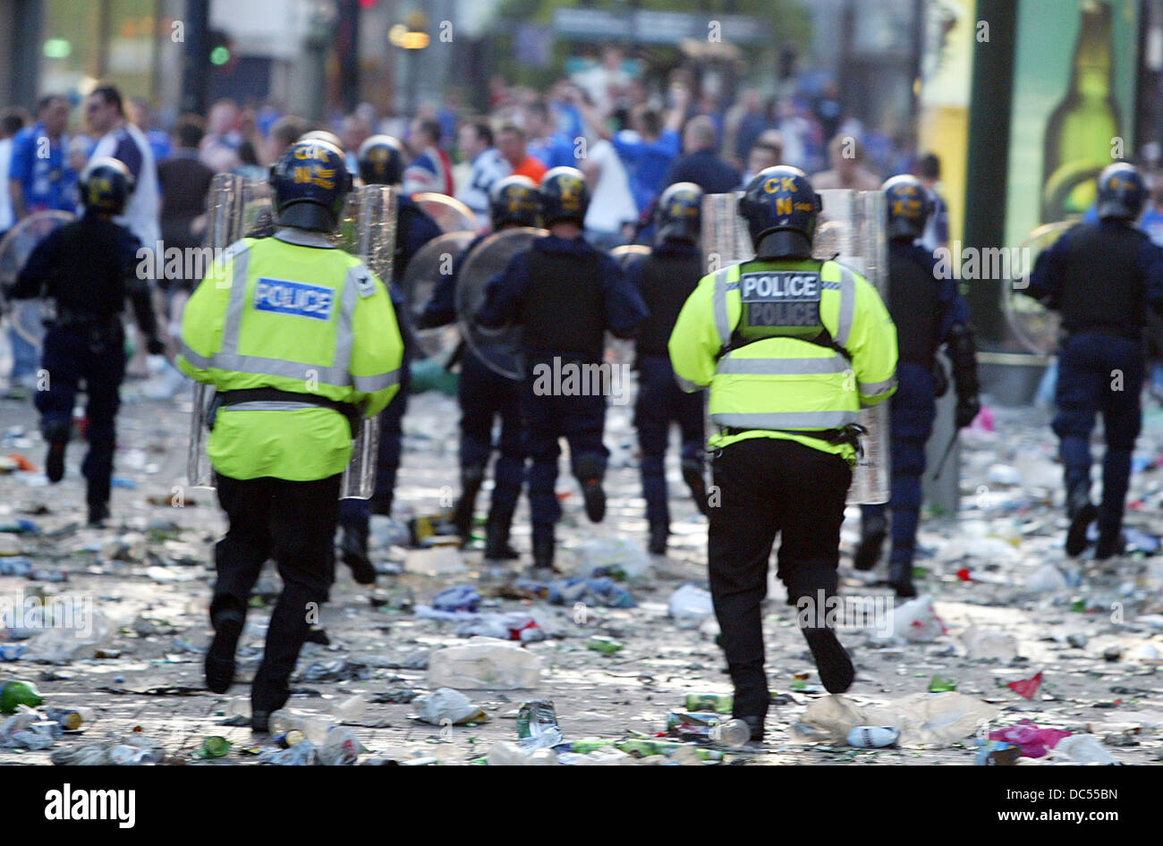 Police clash with Glasgow Rangers fans on the streets of Manchester following the UEFA cup final with Zenit St Petersburg Stock Photo