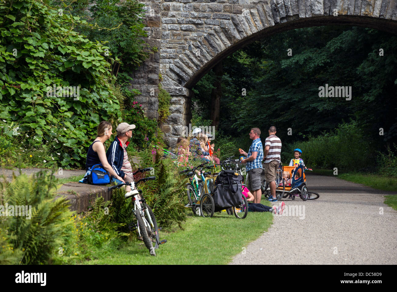 Cyclists relaxing on the Monsal Trail, Derbyshire Stock Photo