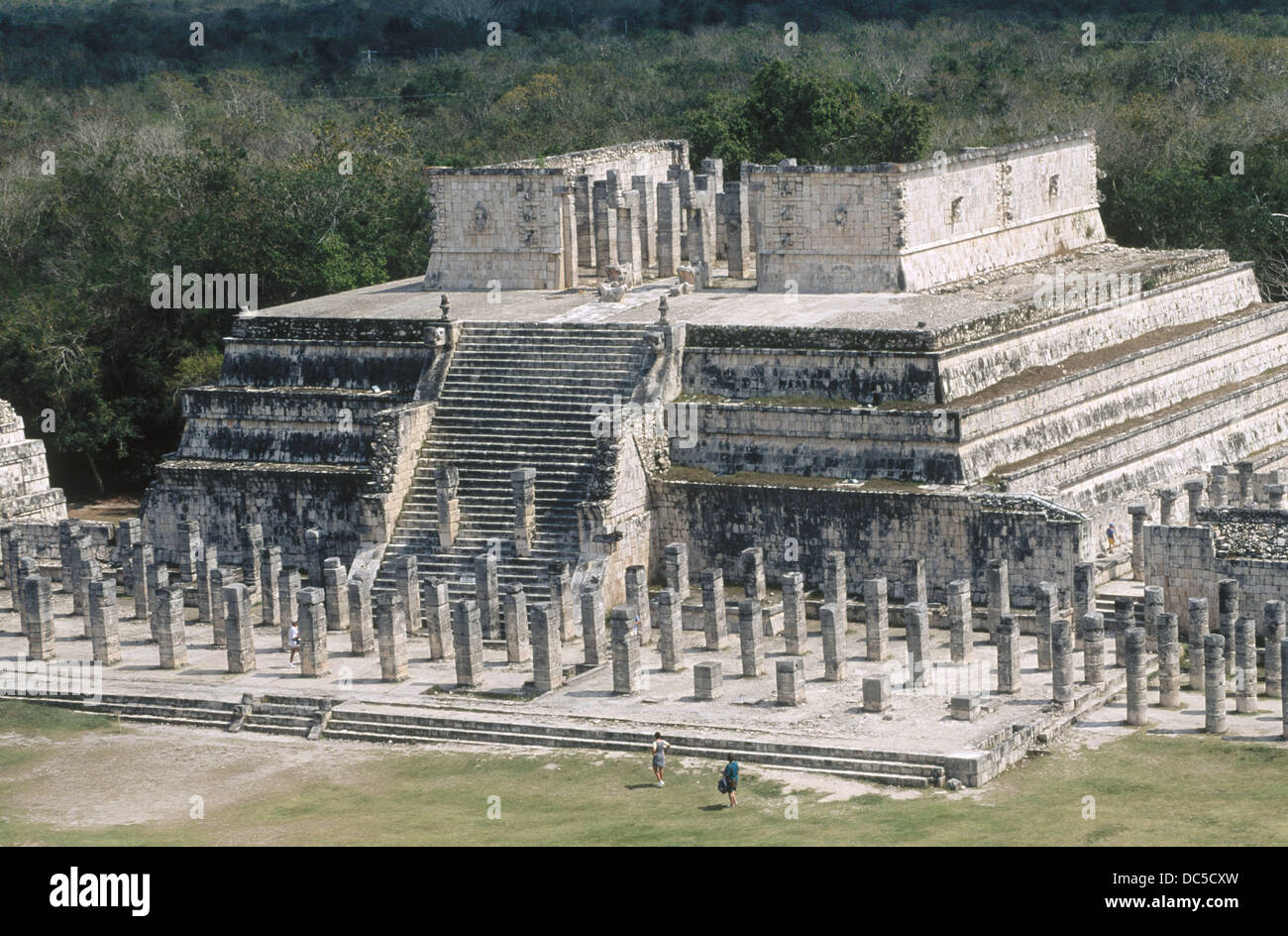 Temple Of The Warriors And Group Of Thousand Columns Mayan Ruins Of Chichen Itza Yucatan Mexico Stock Photo Alamy