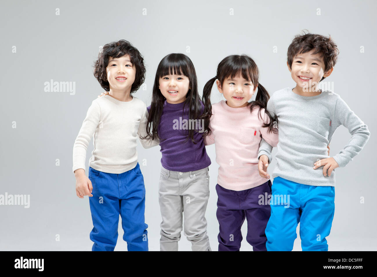 kids standing in line with arms around each other Stock Photo - Alamy
