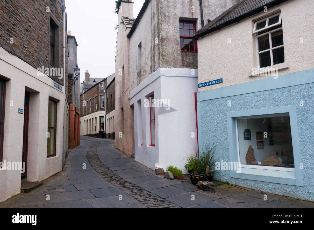 The narrow main street winding through the centre of Stromness, Orkney Stock Photo