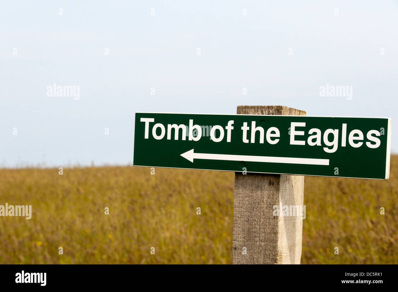 A sign points the way to the neolithic chambered tomb on South Ronaldsay Stock Photo