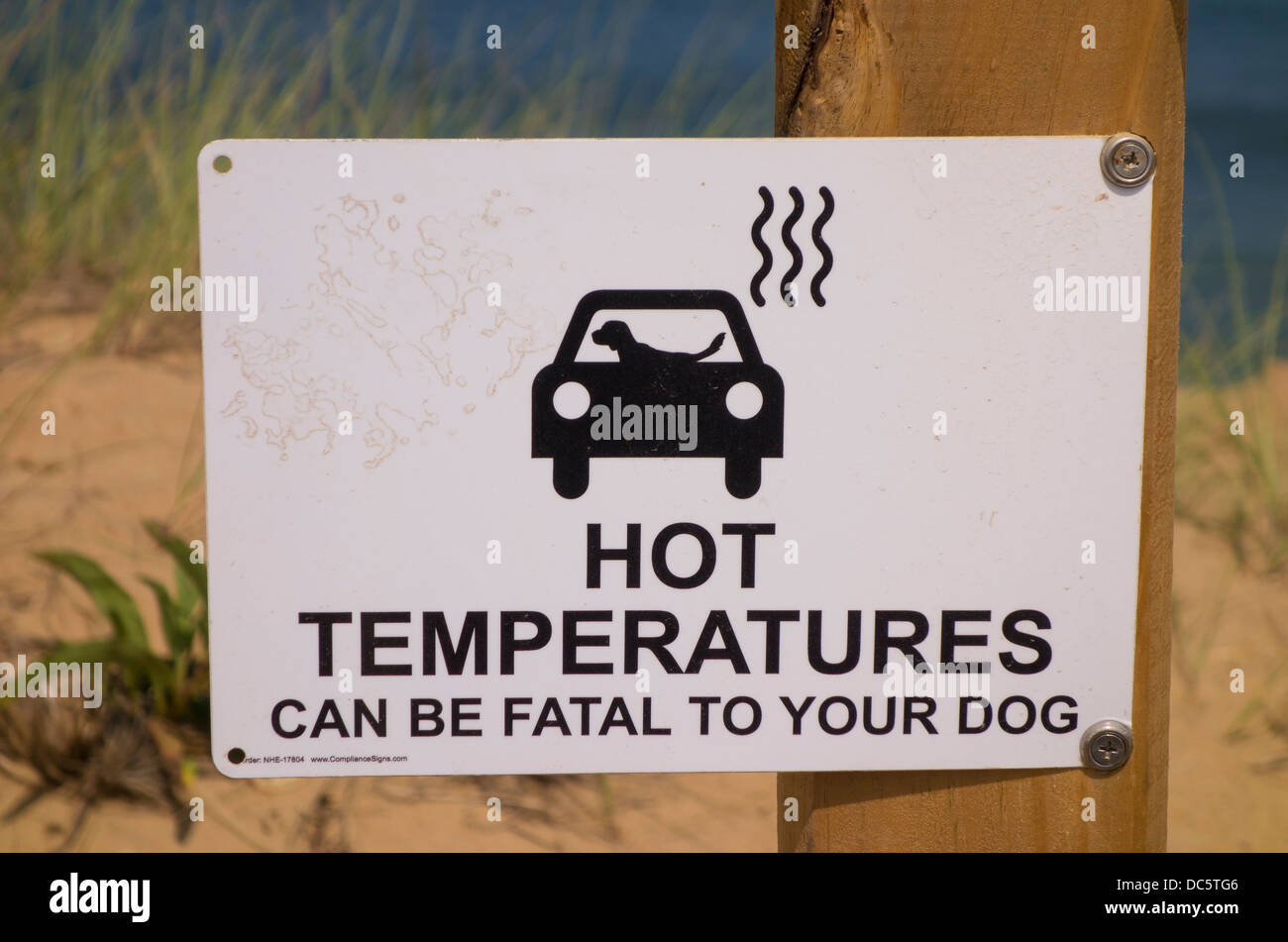 CAPE COD, MASSACHUSETTS, USA - Hot Temperatures warning sign, for dogs in cars, at White Crest beach near town of Wellfleet. Stock Photo