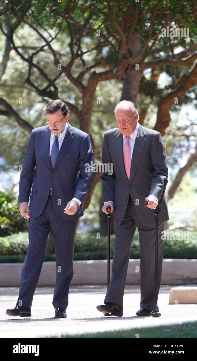 Mallorca, Spain. 9th August 2013. Spanish King Juan Carlos (right) and Prime minister Mariano Rajoy  walk before a meeting at Marivent Palace in the Spanish island of Mallorca, on 9th August, 2013. Problems such as recent Gibraltar crisis between Spain and United Kingdom or social problems have been treated during this summer meeting. Credit:  zixia/Alamy Live News Stock Photo