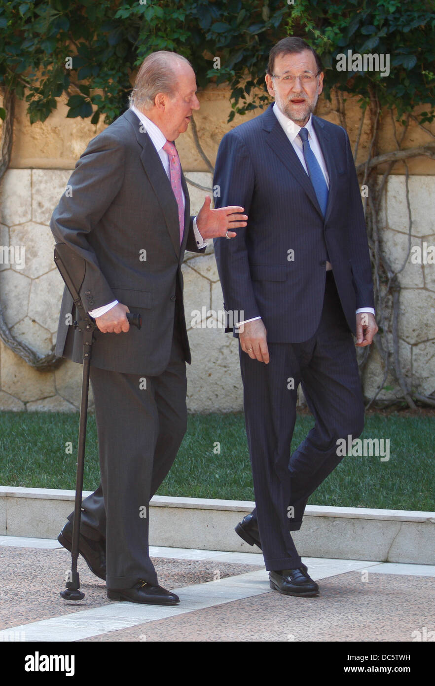 Mallorca, Spain. 9th August 2013. Spanish King Juan Carlos (right) and Prime minister Mariano Rajoy talk before a meeting at Marivent Palace in the Spanish island of Mallorca, on 9th August, 2013. Problems such as recent Gibraltar crisis between Spain and United Kingdom or social problems have been treated during this summer meeting. Credit:  zixia/Alamy Live News Stock Photo