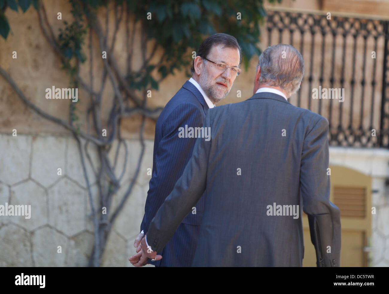 Mallorca, Spain. 9th August 2013. Spanish King Juan Carlos (right) and Prime minister Mariano Rajoy talk before a meeting at Marivent Palace in the Spanish island of Mallorca, on 9th August, 2013. Problems such as recent Gibraltar crisis between Spain and United Kingdom or social problems have been treated during this summer meeting. Credit:  zixia/Alamy Live News Stock Photo