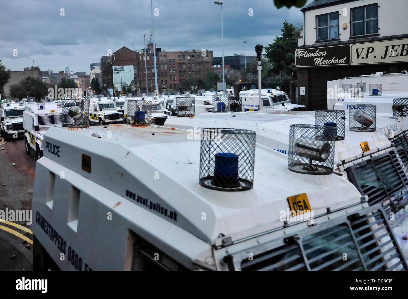 Belfast, Northern Ireland. 9th August 2013 - Dozens of PSNI armoured Landrovers move to force along a large group of protesting loyalists in Belfast Credit:  Stephen Barnes/Alamy Live News Stock Photo