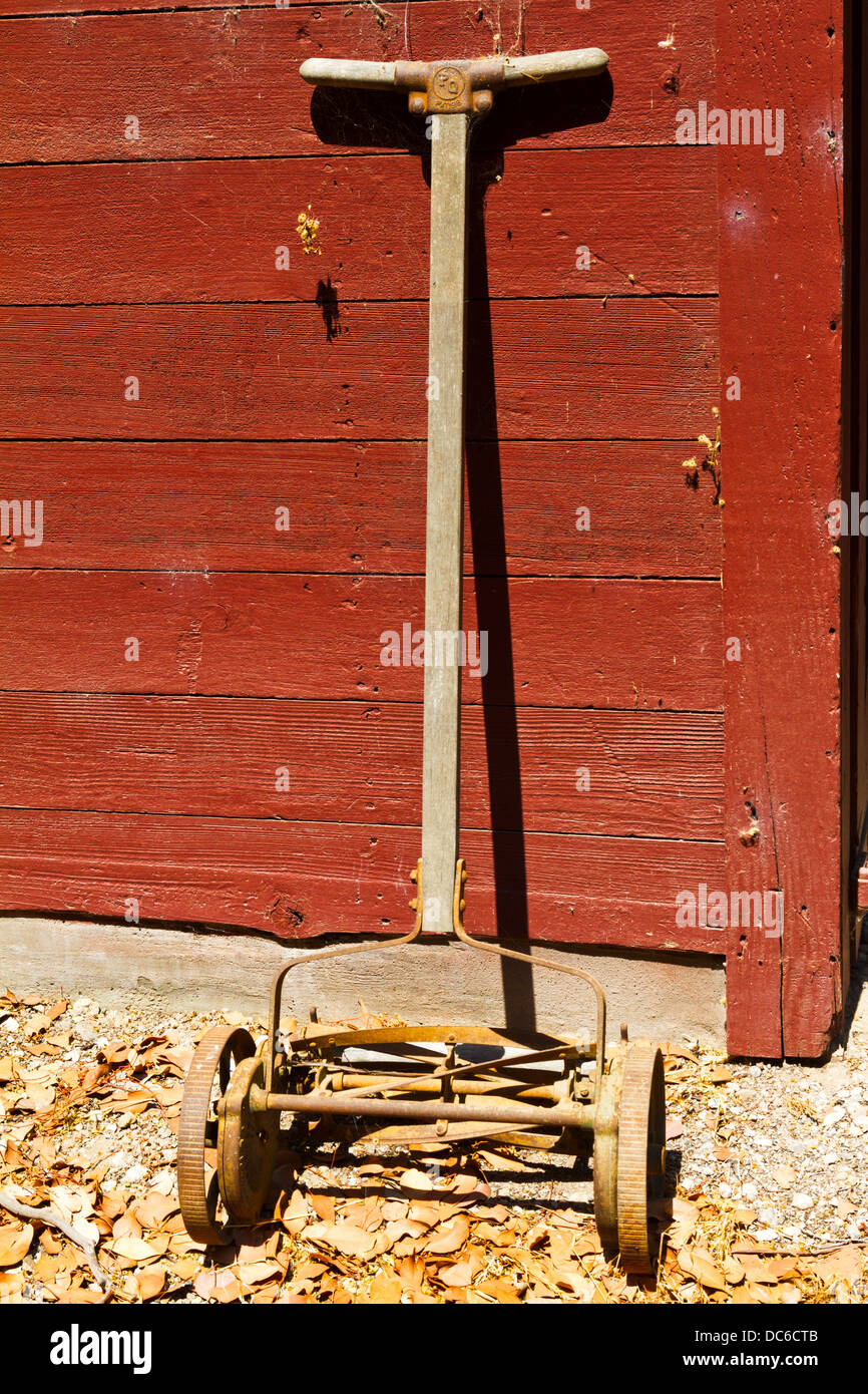 Vintage lawn mower hi-res stock photography and images - Alamy