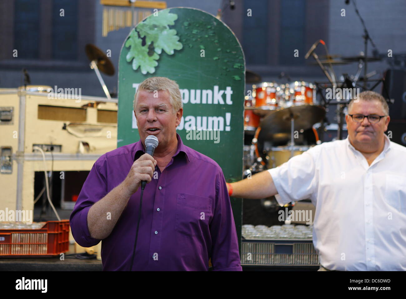 Worms, Germany. 9th August 2013. The Lord Mayor of Worms, Michael Kissel addresses the audience. The Lord Mayor of Worms, Michael Kissel, opened the Jazz & Joy Festival 2013 with a traditional keg-tapping ceremony. The Jazz & Joy Festival runs for three days in the shadow of the Cathedral of Worms. Credit:  Michael Debets/Alamy Live News Stock Photo