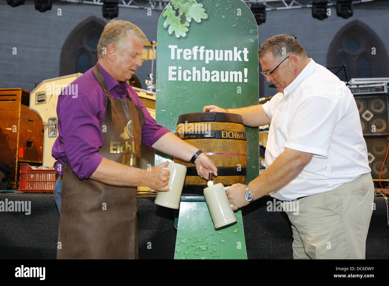 Worms, Germany. 9th August 2013. The Lord Mayor of Worms, Michael Kissel (L), taps a keg of beer for the representative of the Eichbaum brewery (R). The Lord Mayor of Worms, Michael Kissel, opened the Jazz & Joy Festival 2013 with a traditional keg-tapping ceremony. The Jazz & Joy Festival runs for three days in the shadow of the Cathedral of Worms. Credit:  Michael Debets/Alamy Live News Stock Photo