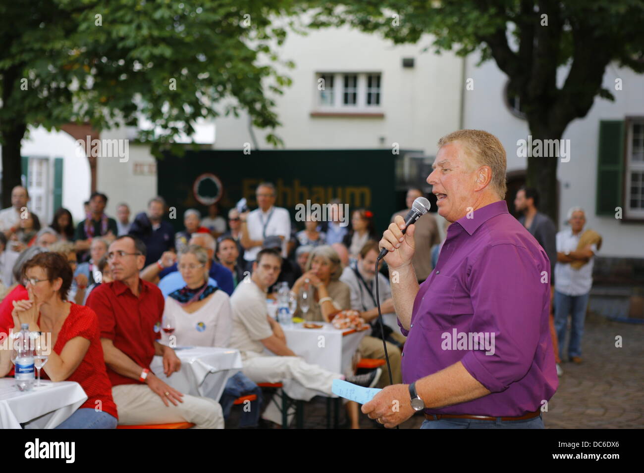 Worms, Germany. 9th August 2013. The Lord Mayor of Worms, Michael Kissel addresses the audience. The Lord Mayor of Worms, Michael Kissel, opened the Jazz & Joy Festival 2013 with a traditional keg-tapping ceremony. The Jazz & Joy Festival runs for three days in the shadow of the Cathedral of Worms. Credit:  Michael Debets/Alamy Live News Stock Photo