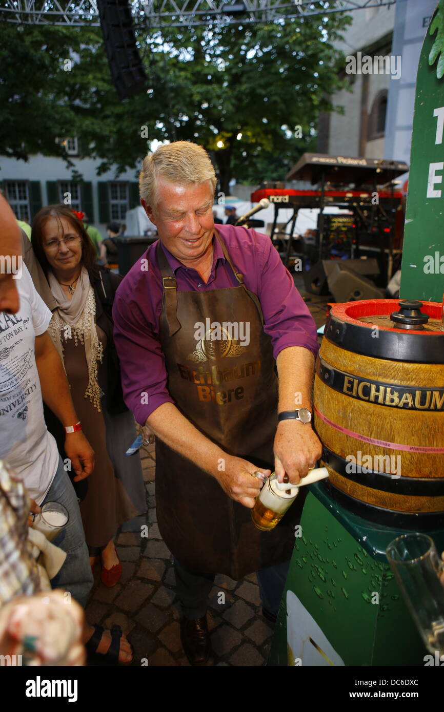 Worms, Germany. 9th August 2013. The Lord Mayor of Worms, Michael Kissel (L), taps a keg of beer for the audience. The Lord Mayor of Worms, Michael Kissel, opened the Jazz & Joy Festival 2013 with a traditional keg-tapping ceremony. The Jazz & Joy Festival runs for three days in the shadow of the Cathedral of Worms. Credit:  Michael Debets/Alamy Live News Stock Photo