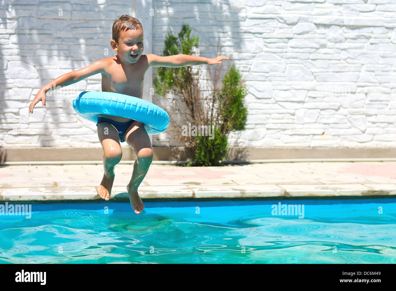 Jump the swimming pool. прыгает в бассейн. человек прыгает в бассейн. Girl jumping on the pool. дети прыгают в бассейн.