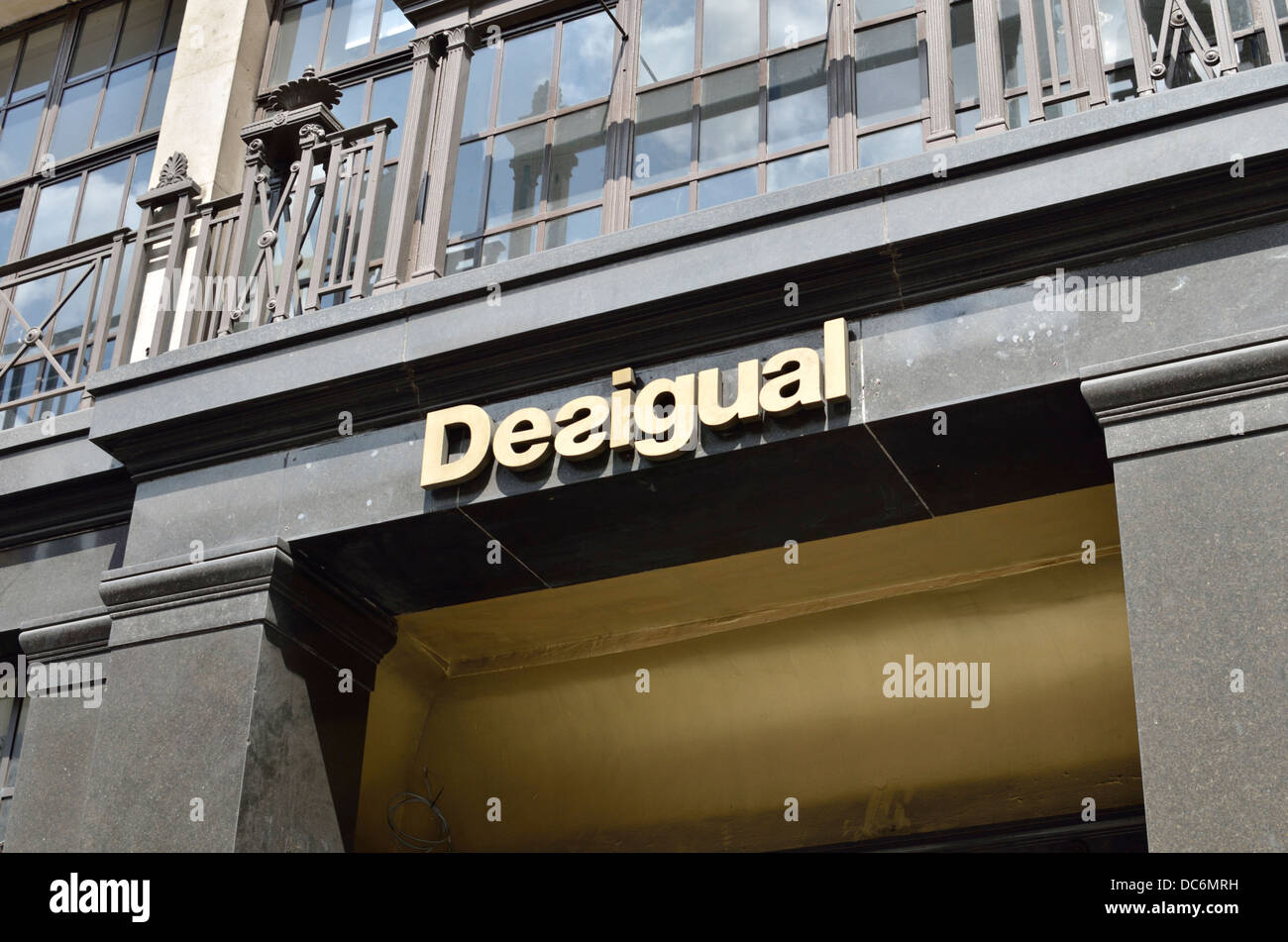 Blauwe plek sneeuwman weten Desigual fashion store in Regent Street, London, UK Stock Photo - Alamy