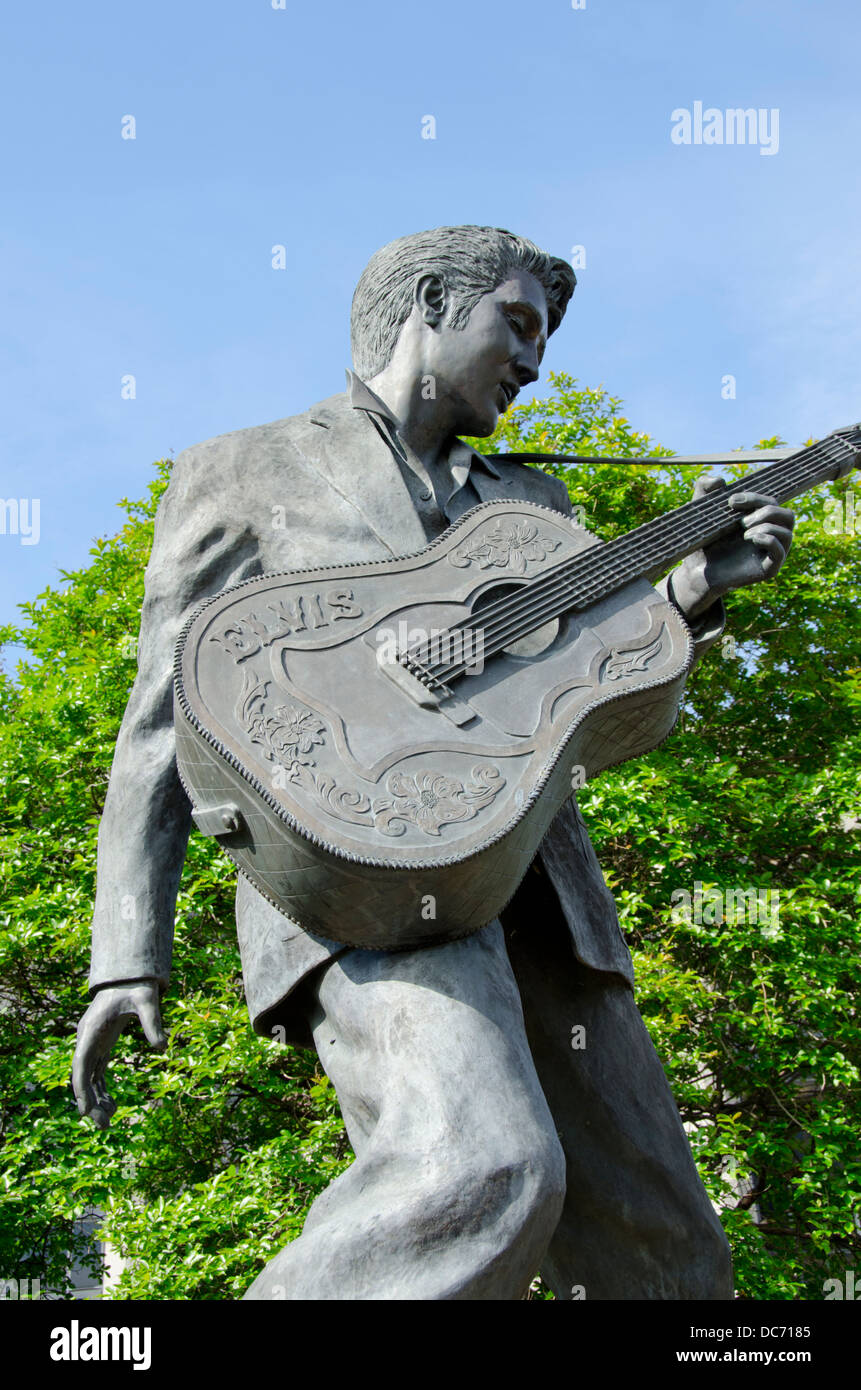 Tennessee, Memphis. Downtown Memphis, statue of Elvis in Elvis Presley