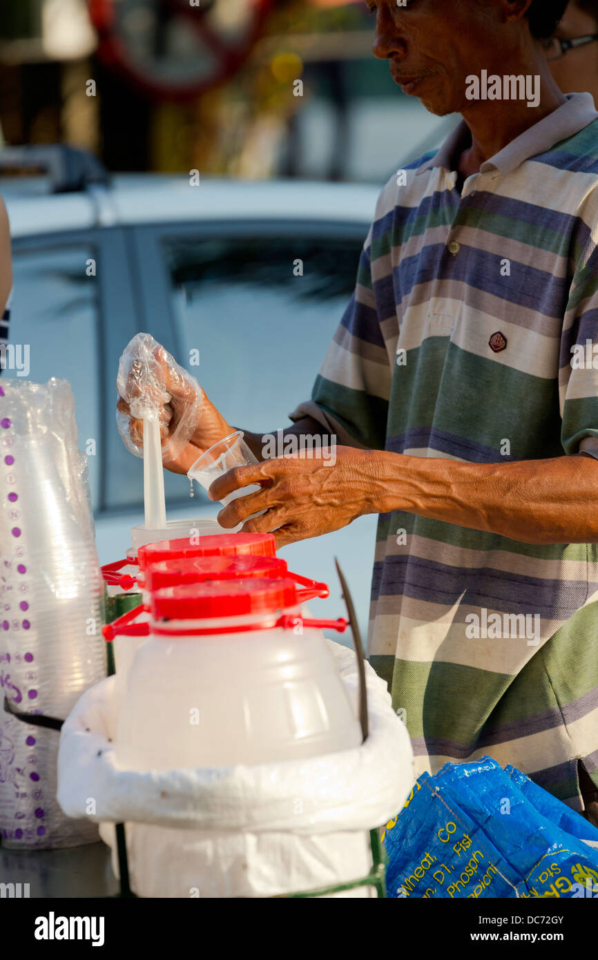 Man selling Drinks in the Street in Manila, Philippines Stock Photo Alamy