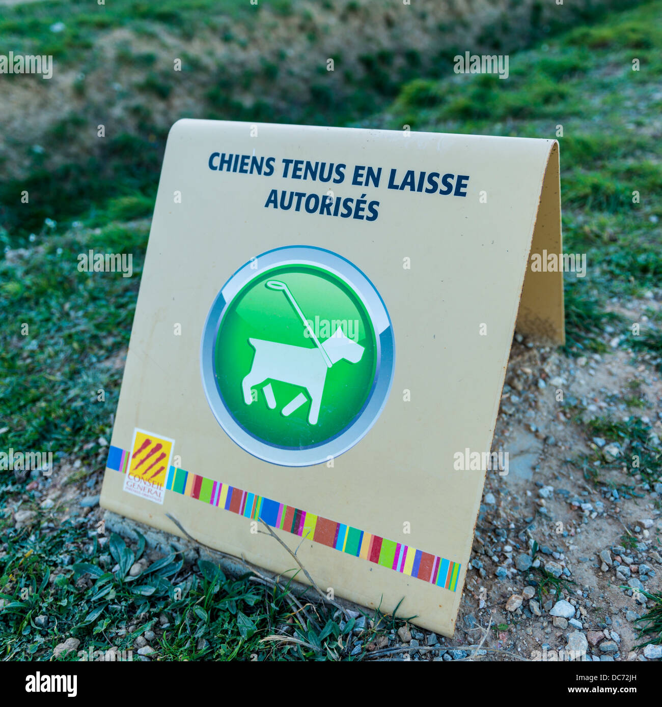 Keep the dog on leash sign in french, France (only dogs on leash are allowed) Stock Photo
