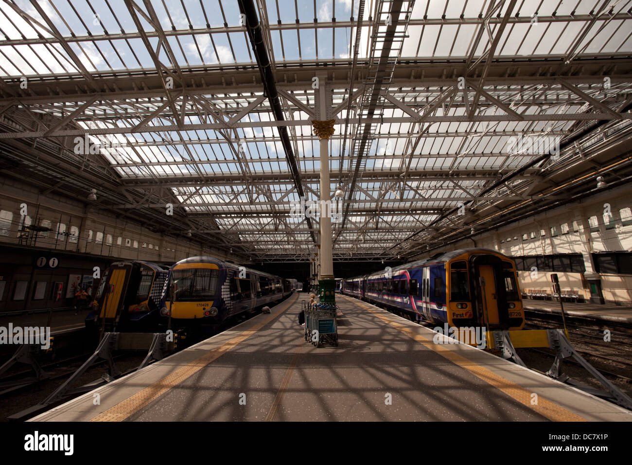 Waverley station edinburgh architecture hires stock photography and