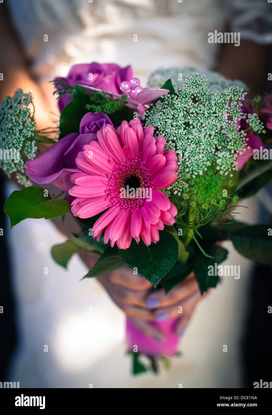 A bride with a bridal bouquet of flowers Stock Photo - Alamy