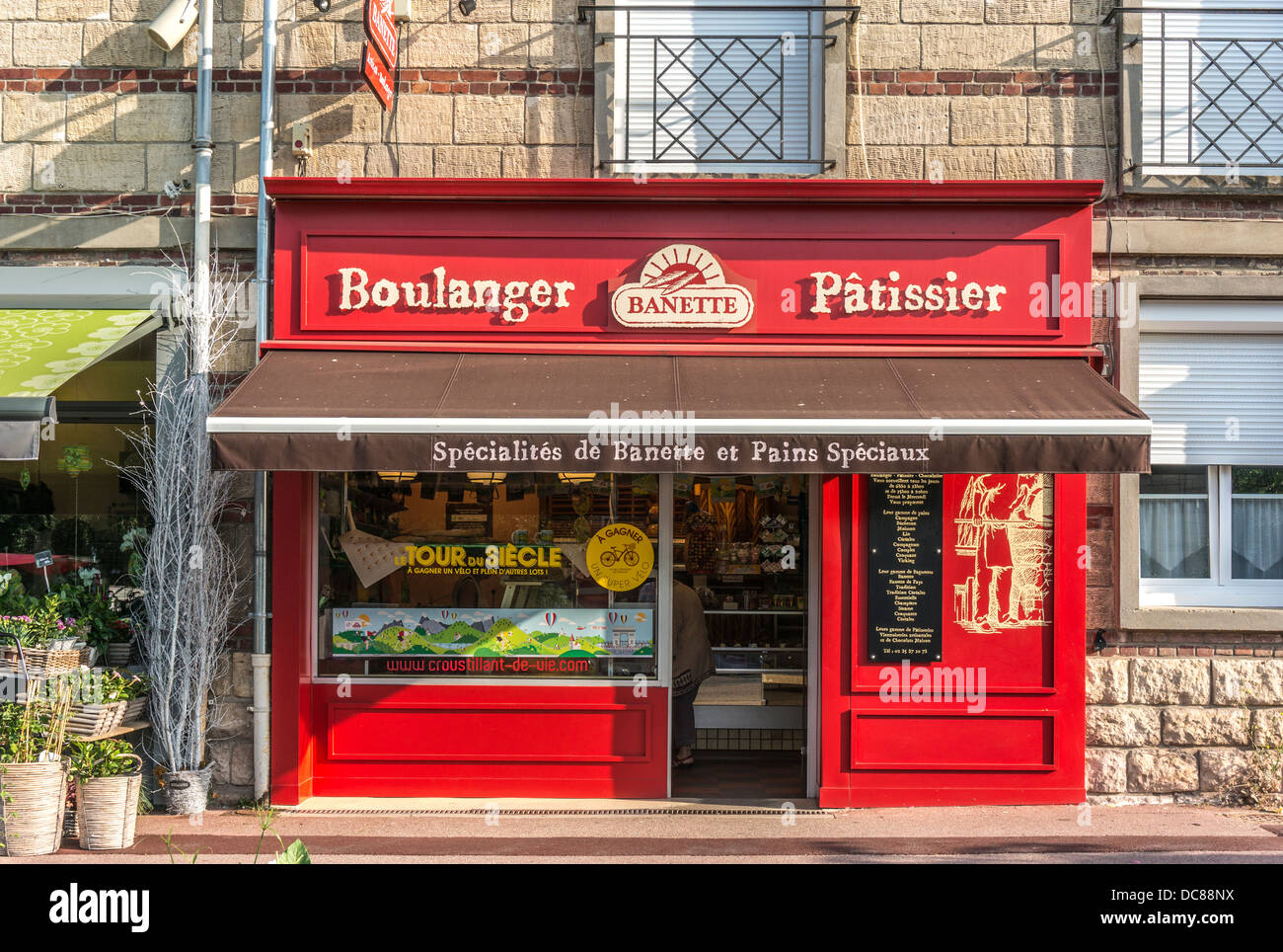 Boulanger / patissier, sunlit shop front at La Mailleraye-sur-Seine, Seine-Maritime department, Haute-Norman die region in northern France, Europe. Stock Photo