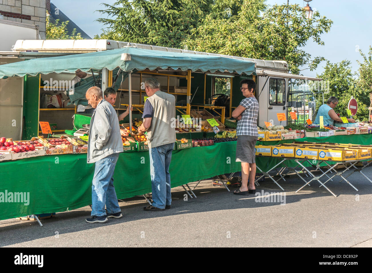 Outdoor fruit and vegetable market in the small town of La Mailleraye-sur-Seine, Seine-Maritime department, Haute-Normandie region in northern France. Stock Photo