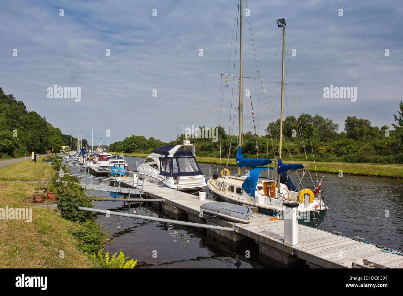 BOATS MOORED AT LOCHEND ON THE CALEDONIAN CANAL LOOKING TOWARDS  INVERNESS SCOTLAND Stock Photo