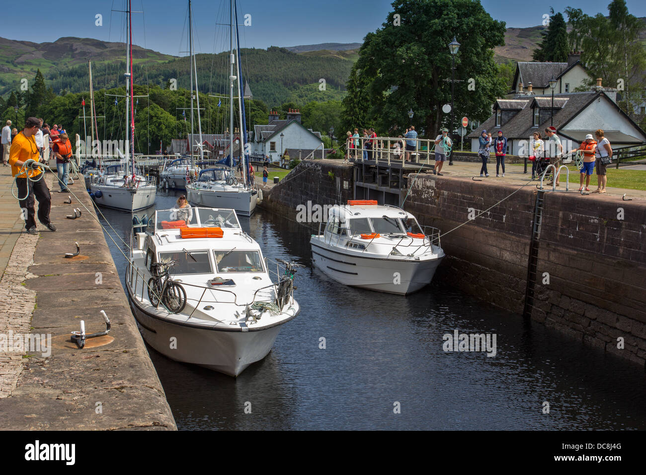 PULLING BOATS THROUGH THE LOCKS ON THE CALEDONIAN CANAL AT FORT AUGUSTUS LOCH NESS SCOTLAND Stock Photo